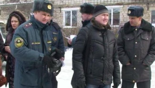 Пожарные и полиция работают на месте гибели многодетной семьи Пожарные и полиция работают на месте гибели многодетной семьи