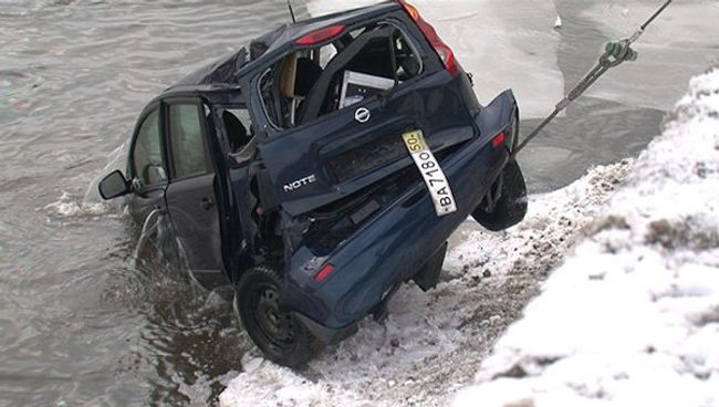 Nissan диджея Европы Плюс подняли со дна реки после ДТП в Москве Nissan диджея Европы Плюс подняли со дна реки после ДТП в Москве