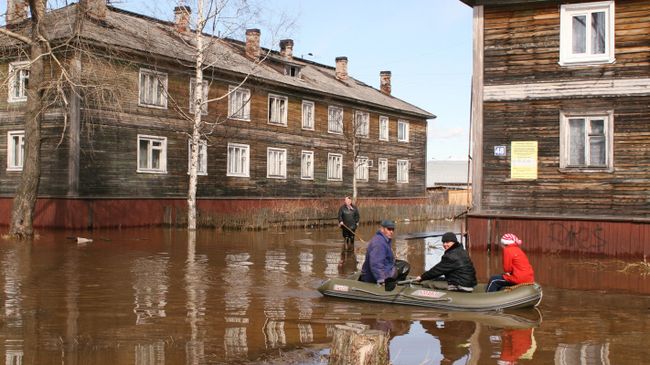 Паводковые воды подступили к жилым домам в Архангельске Паводковые воды подступили к жилым домам в Архангельске