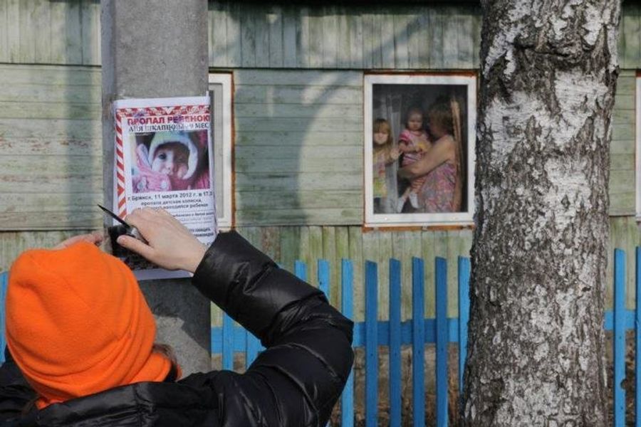 Волонтеры расклеивают ориентировки в Брянске Волонтеры расклеивают ориентировки в Брянске