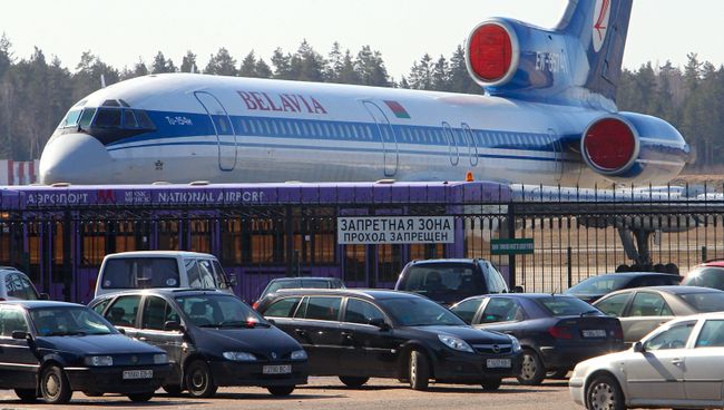 Самолет авиакомпании Белавиа в национальном аэропорту Минск. Архивное фото