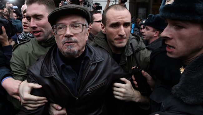 Один из лидеров движения Другая Россия Эдуард Лимонов на несанкционированной акции в защиту 31-й статьи Конституции. Архив