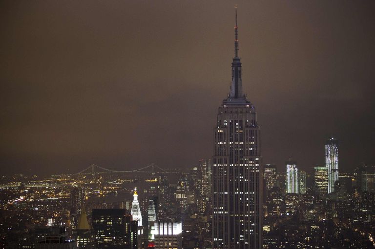 Здание Empire State Building во время акции Час Земли в Нью-Йорке Здание Empire State Building во время акции Час Земли в Нью-Йорке