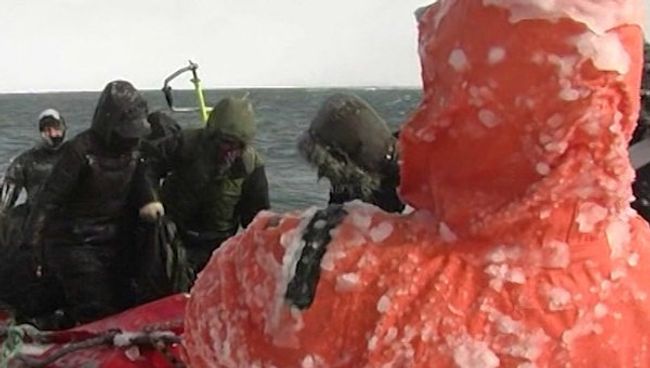 Спасатели снимали рыбаков с оторвавшейся льдины при штормовом ветре Спасатели снимали рыбаков с оторвавшейся льдины при штормовом ветре