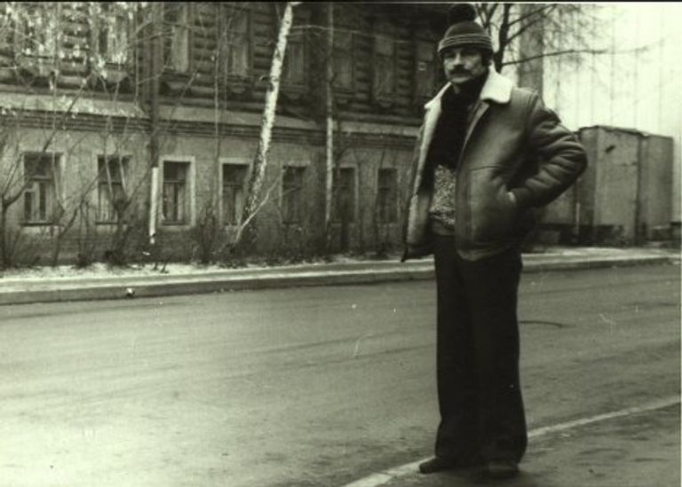 Андрей Тарковский последний раз у Дома на Щипке. Перед отъездом на Запад, 1982 Андрей Тарковский последний раз у Дома на Щипке. Перед отъездом на Запад, 1982