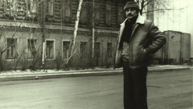 Андрей Тарковский последний раз у Дома на Щипке. Перед отъездом на Запад, 1982 Андрей Тарковский последний раз у Дома на Щипке. Перед отъездом на Запад, 1982