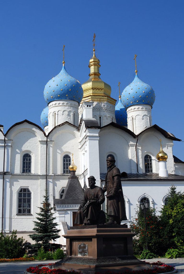 Памятник русскому и татарскому зодчим расположен в сквере с Памятник русскому и татарскому зодчим расположен в сквере с
