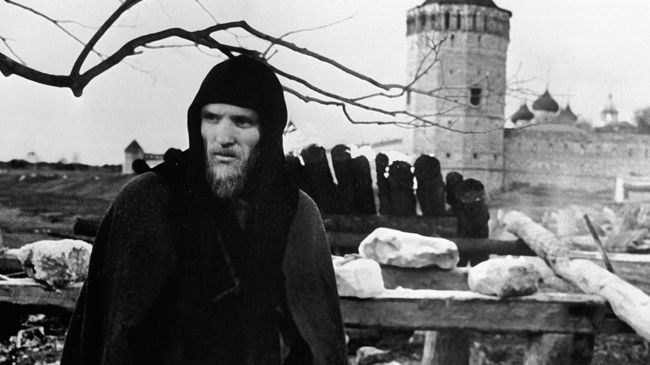 Анатолий Солоницын на съемках фильма «Андрей Рублев» Анатолий Солоницын на съемках фильма «Андрей Рублев»