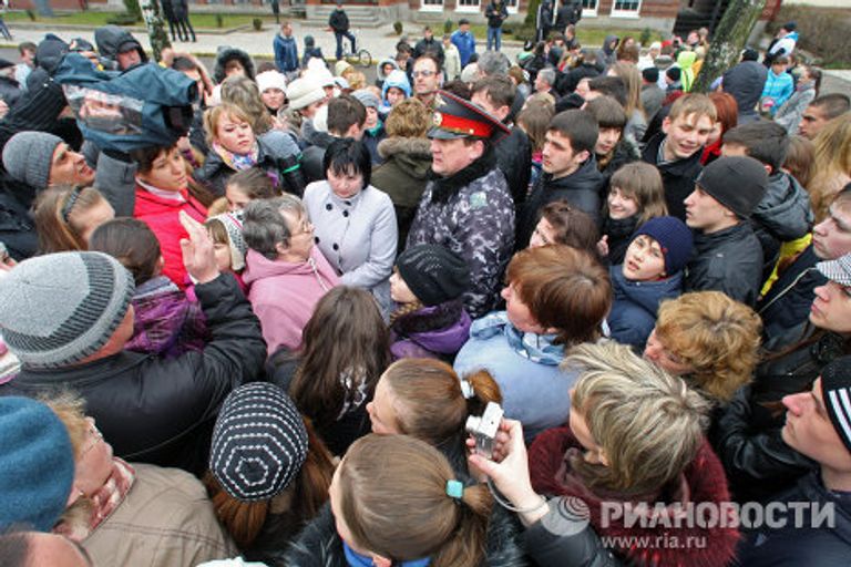 Сход жителей города Гусева в поддержку жестоко избитой подругами Елены Сухоруковой Сход жителей города Гусева в поддержку жестоко избитой подругами Елены Сухоруковой