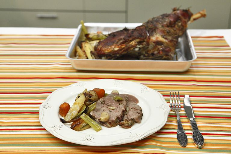 Запеченная нога ягненка с овощами и горчичным соусом