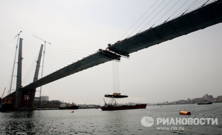 Во Владивостоке сомкнули строящийся мост над бухтой Золотой Рог Во Владивостоке сомкнули строящийся мост над бухтой Золотой Рог