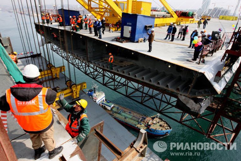 Во Владивостоке сомкнули строящийся мост над бухтой Золотой Рог Во Владивостоке сомкнули строящийся мост над бухтой Золотой Рог