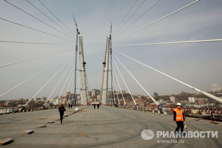 Во Владивостоке сомкнули строящийся мост над бухтой Золотой Рог Во Владивостоке сомкнули строящийся мост над бухтой Золотой Рог