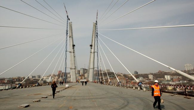 Мост через бухту Золотой Рог