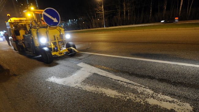 Работы по нанесению дорожной разметки термопластиком в Москве. Архивное фото Работы по нанесению дорожной разметки термопластиком в Москве. Архивное фото
