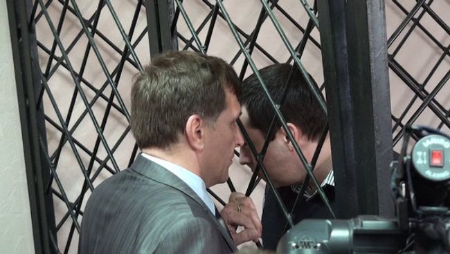 Бывший кущевский милиционер шептался с адвокатом после оглашения приговора