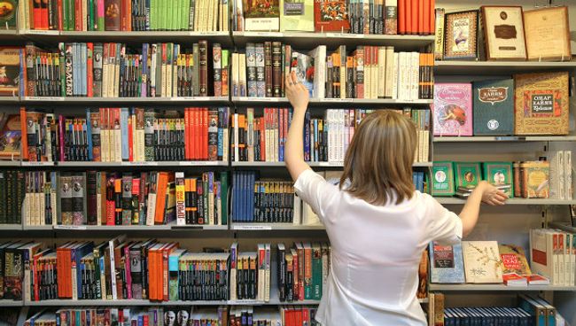 В книжном магазине. Архив