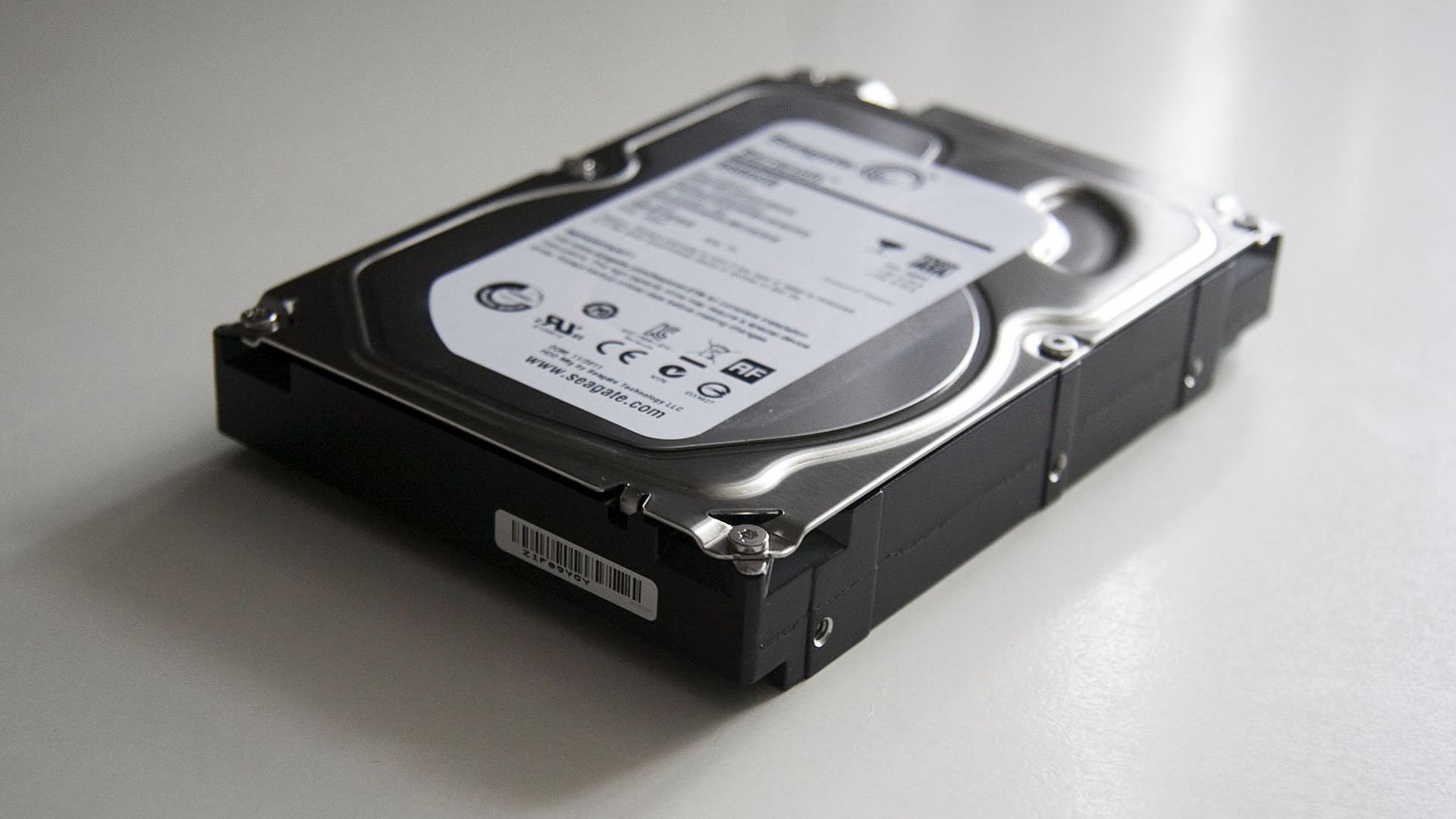 Винчестер Seagate на 3 терабайта (вид сбоку) Винчестер Seagate на 3 терабайта (вид сбоку) - РИА Новости, 1920, 28.10.2020