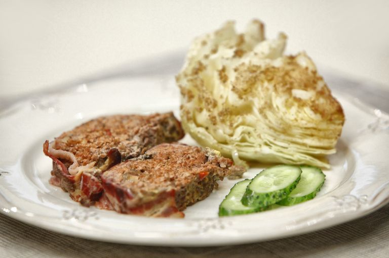 Мясная запеканка с гарниром из молодой капусты