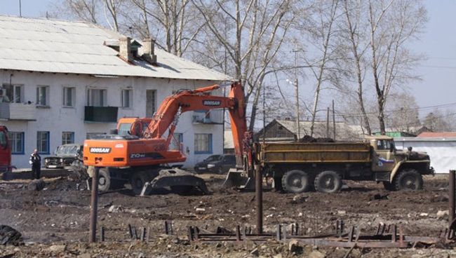 Разбор завалов на месте сгоревшего жилья в Тыгде Разбор завалов на месте сгоревшего жилья в Тыгде