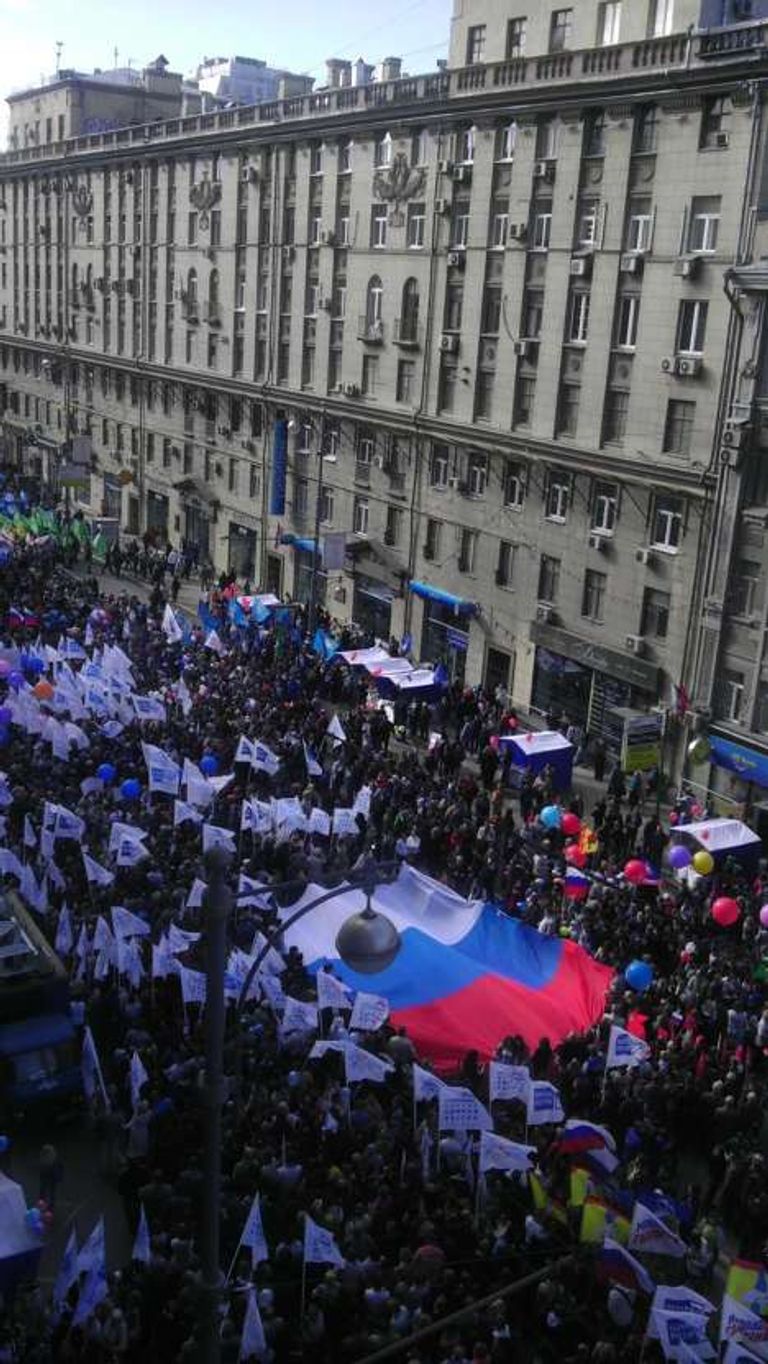 На Тверской началось шествие сторонников Единой России