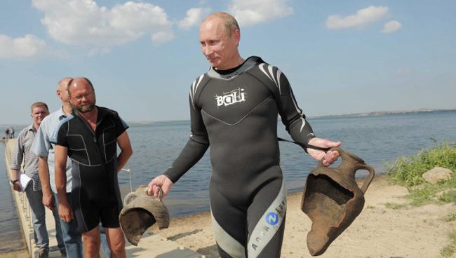 В.Путин погрузился с аквалангом на дно Таманского залива