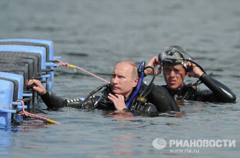 В.Путин погрузился с аквалангом на дно Таманского залива В.Путин погрузился с аквалангом на дно Таманского залива