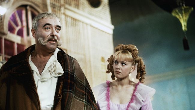 Владимир Этуш и Марина Неелова в роли Принцессы на съемках кинофильма Старая, старая сказка Владимир Этуш и Марина Неелова в роли Принцессы на съемках кинофильма Старая, старая сказка