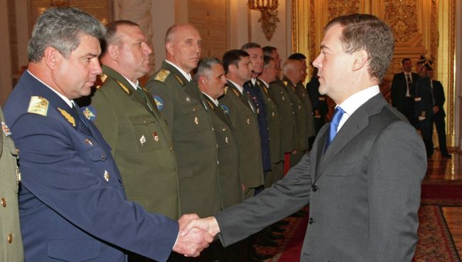 Президент РФ Дмитрий Медведев и генерал-майор Виктор Бондарев. Архив