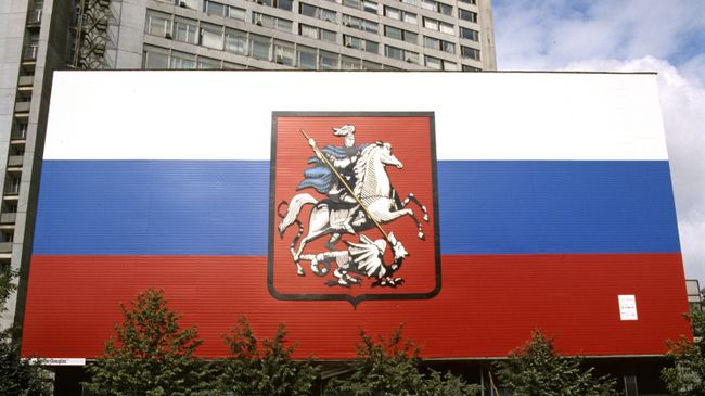 Герб Москвы на фоне российского флага Герб Москвы на фоне российского флага