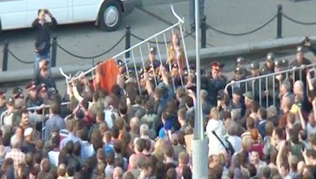 Участники митинга на Болотной сносят ограждения и дерутся с полицией Участники митинга на Болотной сносят ограждения и дерутся с полицией