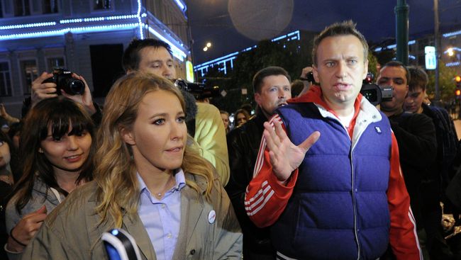 Блогер Алексей Навальный и телеведущая Ксения Собчак. Архивное фото Блогер Алексей Навальный и телеведущая Ксения Собчак. Архивное фото