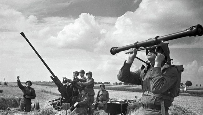 Август 1943 года. Советские зенитчики в районе боев на Курской дуге. Август 1943 года. Советские зенитчики в районе боев на Курской дуге.