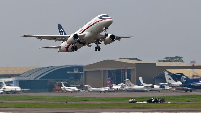 Самолет Superjet-100