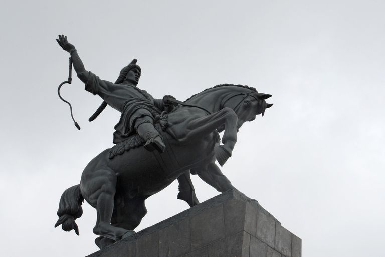 Визитной карточкой Уфы является памятник национальному герою Визитной карточкой Уфы является памятник национальному герою