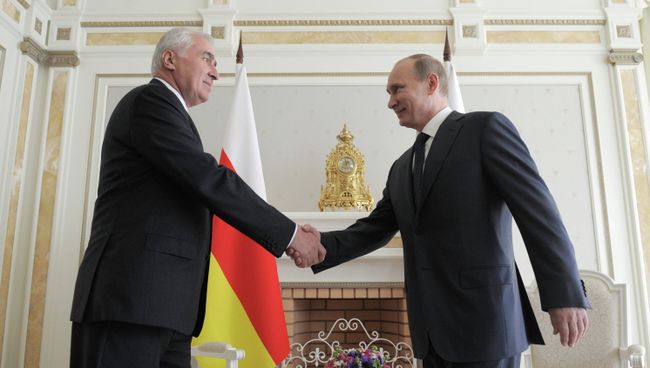 Переговоры президента РФ В. Путина с президентом Южной Осетии Л. Тибиловым. Архивное фото Переговоры президента РФ В. Путина с президентом Южной Осетии Л. Тибиловым. Архивное фото