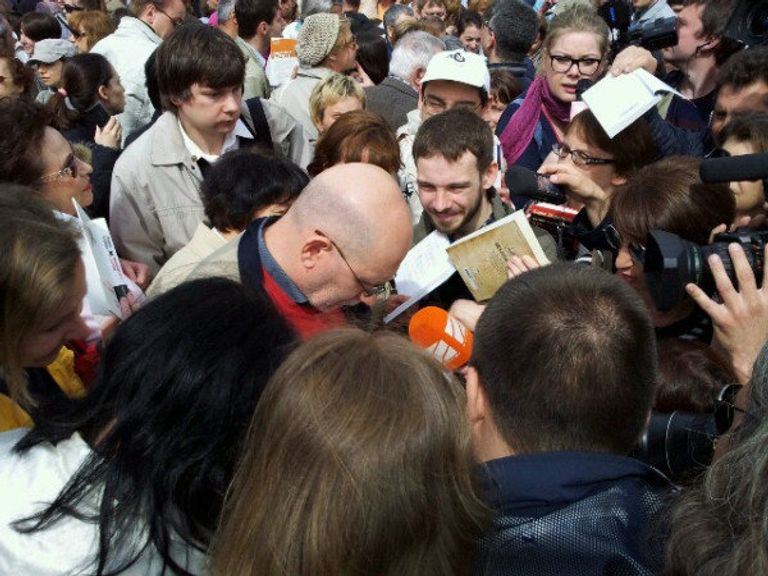 Акция Контрольная прогулка писатели Москва репортер Акция Контрольная прогулка писатели Москва репортер