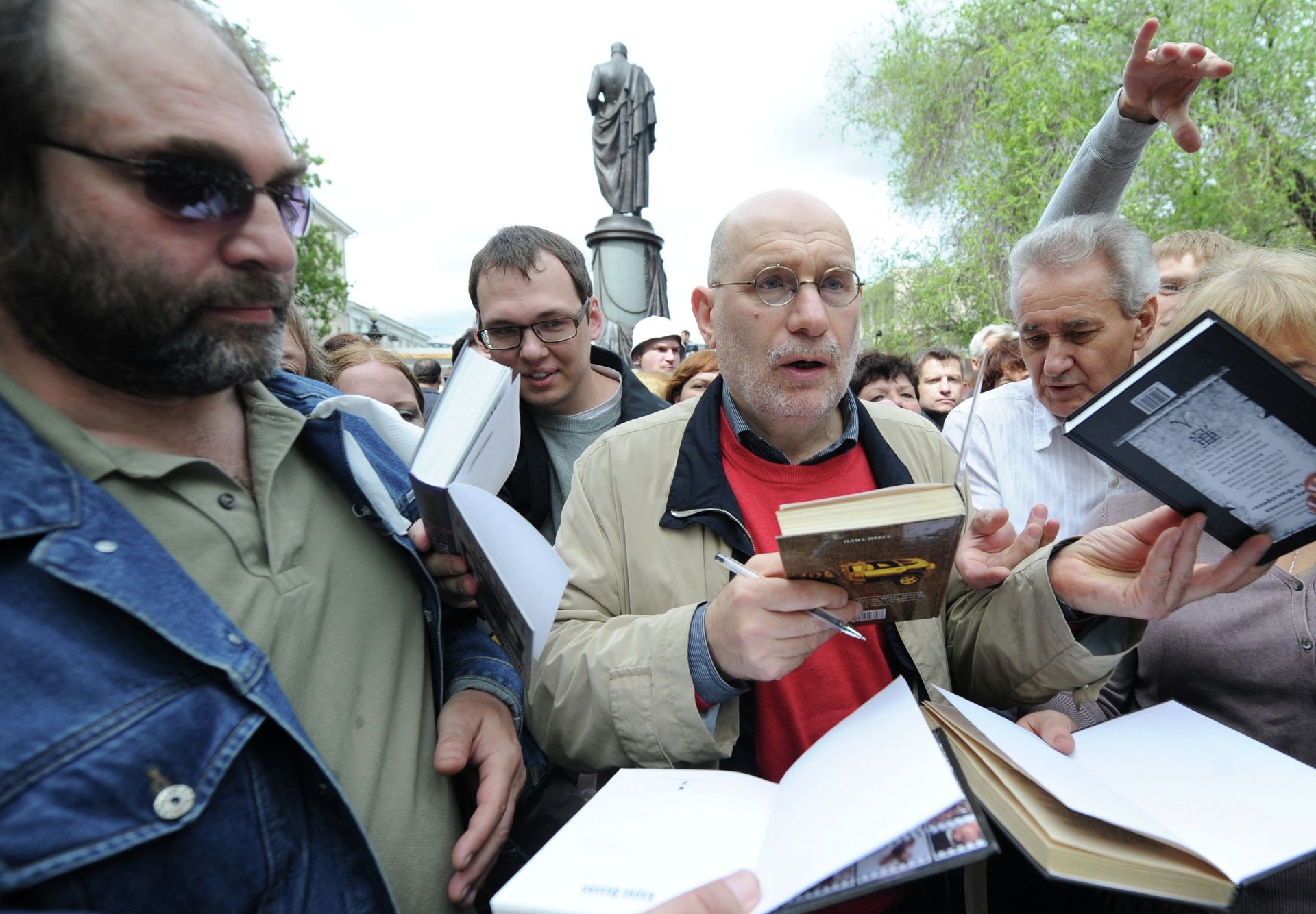 Писатель Борис Акунин раздает автографы во время акции Контрольная прогулка на Пушкинской площади. Писатель Борис Акунин раздает автографы во время акции Контрольная прогулка на Пушкинской площади. - РИА Новости, 1920, 19.12.2023