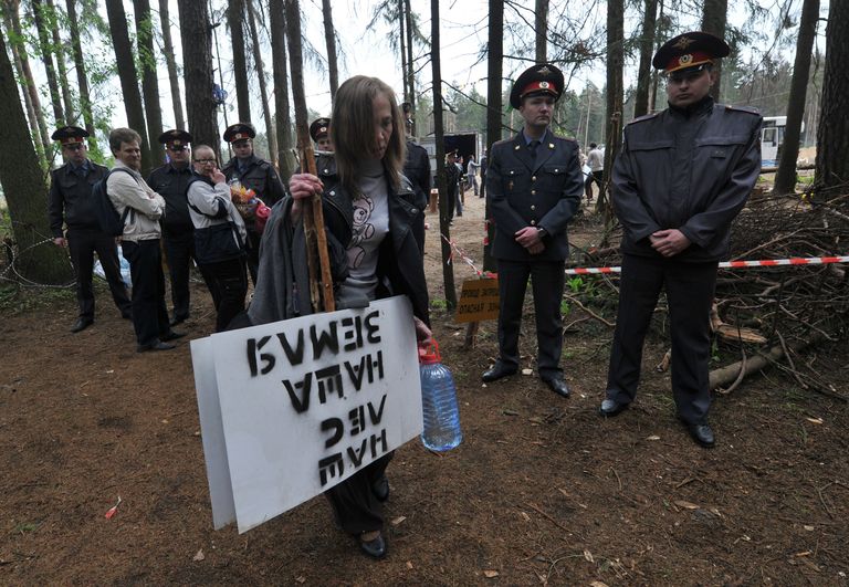 Гражданские активисты-экологи протестуют против вырубки леса для строительства новой трассы Гражданские активисты-экологи протестуют против вырубки леса для строительства новой трассы