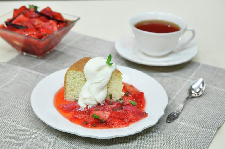 Молочный бисквит с соусом из клубники и ревеня