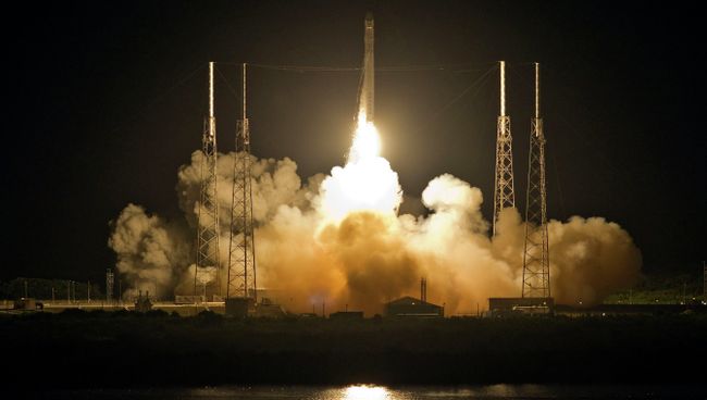 Ракета-носитель Falcon 9 с космическим кораблем Dragon стартовала с космодрома на мысе Канаверал в США Ракета-носитель Falcon 9 с космическим кораблем Dragon стартовала с космодрома на мысе Канаверал в США