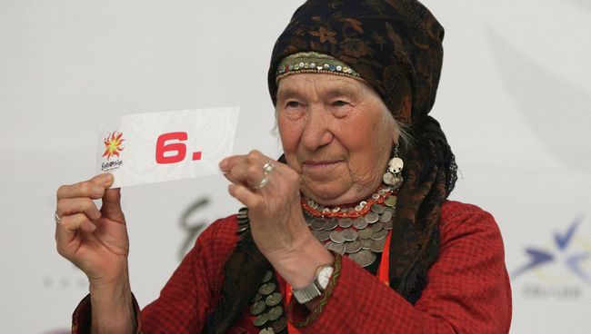 Галина Конева принимает участие в жеребьевке после первого полуфинала конкурса Евровидение-2012 Галина Конева принимает участие в жеребьевке после первого полуфинала конкурса Евровидение-2012