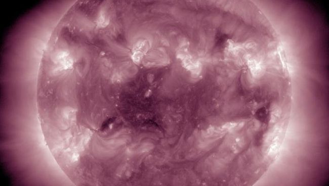 Корональная дыра на Солнце, вызвавшая магнитную бурю, вид 23 мая Корональная дыра на Солнце, вызвавшая магнитную бурю, вид 23 мая
