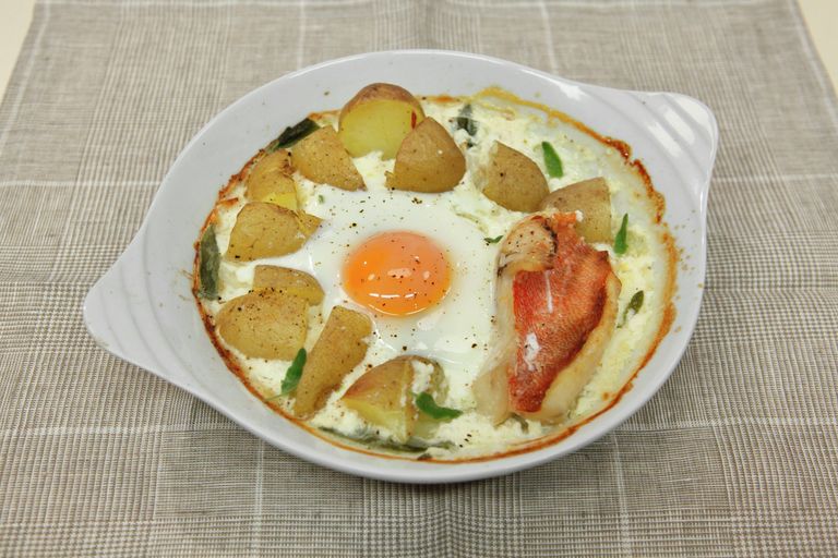 Морской окунь в молочном соусе с картофелем и яйцом