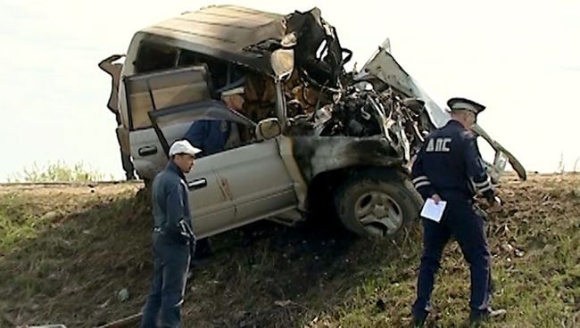 Последствия столкновения маршрутки и внедорожника под Якутском