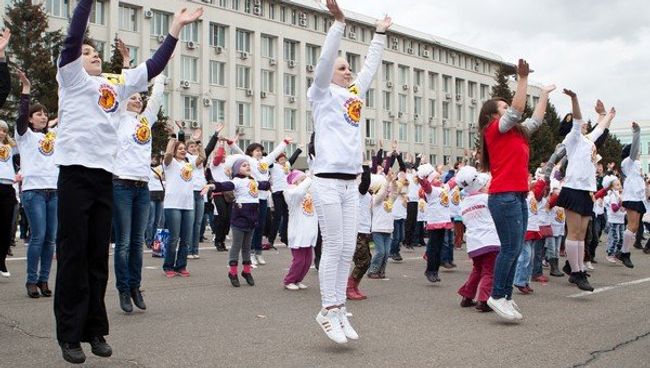 Выступление ансамбля Ровесники