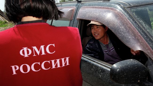 Сотрудница Федеральной миграционной службы во время рейда УФМС России по Приморскому краю. Архивное фото
