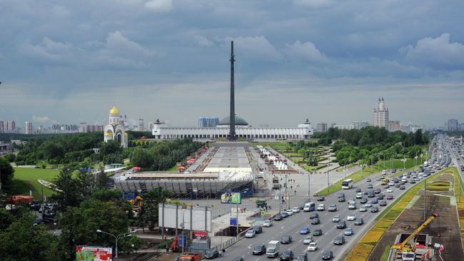 Вид на мемориальный комплекс на Поклонной горе и Кутузовский проспект. Архивное фото Вид на мемориальный комплекс на Поклонной горе и Кутузовский проспект. Архивное фото