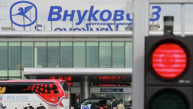 Автобус сборной России по футболу у здания международного аэропорта Внуково-3