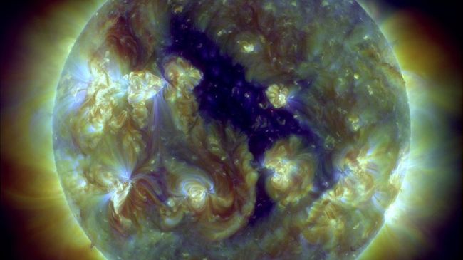 Темный силуэт корональной дыры на Солнце на снимке космической обсерватории SDO Темный силуэт корональной дыры на Солнце на снимке космической обсерватории SDO